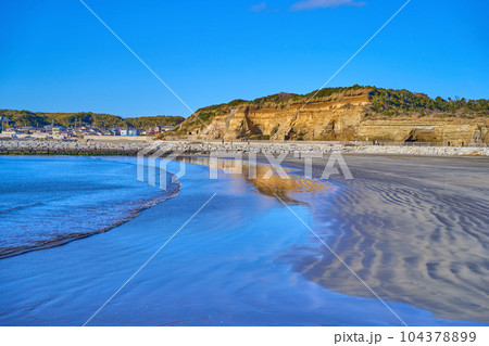 千葉県銚子市の銚子マリーナ海水浴場から屏風ヶ浦の波食窪を見る 104378899