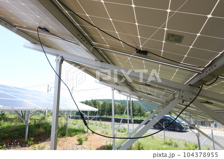 太陽光パネルのケーブルが垂れ下がった発電所 太陽光パネルのケーブルが垂れ下がった発電所 104378955