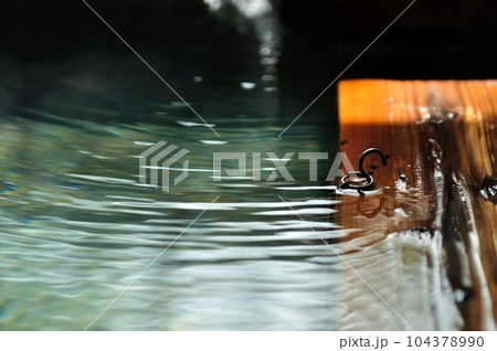 温泉浴場の湯面|波紋・ゆらぎ 温泉浴場の湯面|波紋・ゆらぎ 104378990