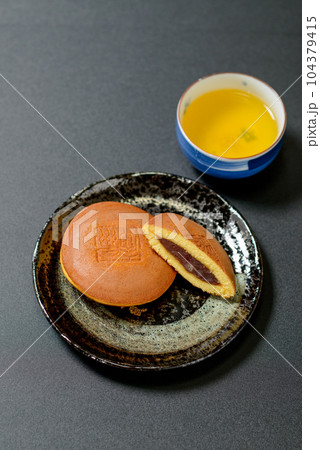 和菓子 どら焼き しっとり、ふわふわの生地の間に粒あんがたっぷり入った美味しい和菓子 和菓子 どら焼き しっとり、ふわふわの生地の間に粒あんがたっぷり入った美味しい和菓子 104379415
