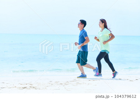 海　人物　運動 104379612