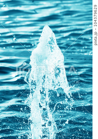 噴水の水しぶき 噴水の水しぶき 104379629