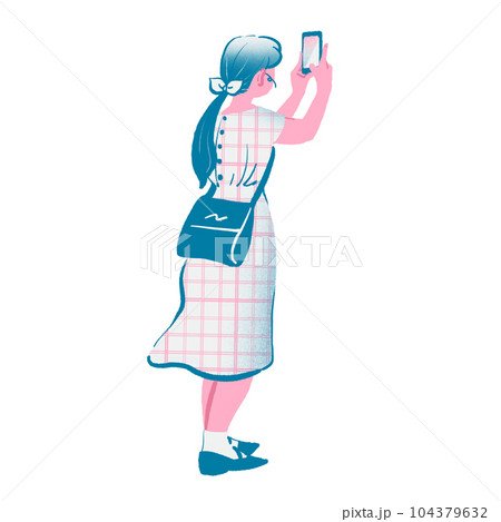 スマホで写真を撮る若い女性 104379632