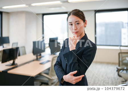 おしゃれなオフィスで働く 104379672