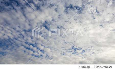 昼の青空に流れる白い雲 104379839