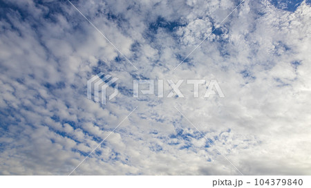 昼の青空に流れる白い雲 104379840