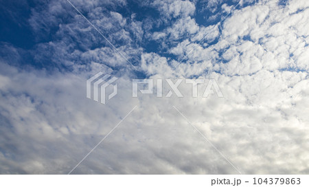 昼の青空に流れる白い雲 104379863