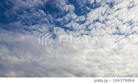 昼の青空に流れる白い雲 104379864