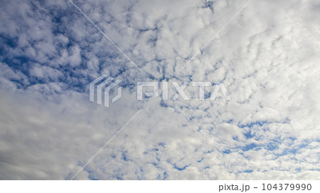昼の青空に流れる白い雲 昼の青空に流れる白い雲 104379990
