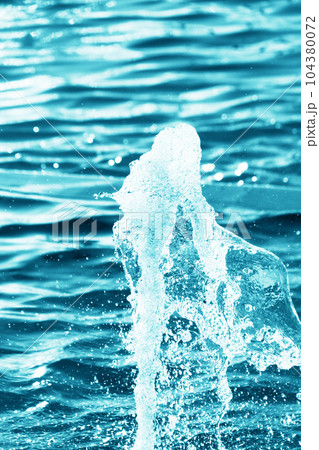 噴水の水しぶき 噴水の水しぶき 104380072
