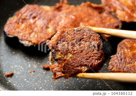 茄子(なす)のカリカリチーズ焼き調理シーン。 茄子(なす)のカリカリチーズ焼き調理シーン。 104380112