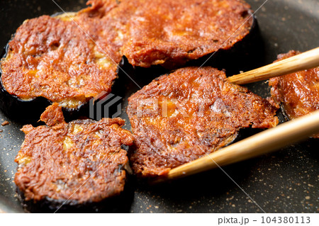 茄子(なす)のカリカリチーズ焼き調理シーン。 104380113