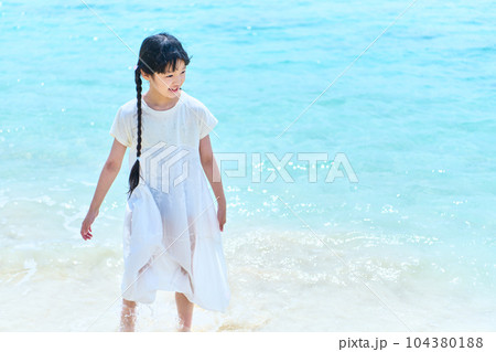 海　人物　子供 104380188