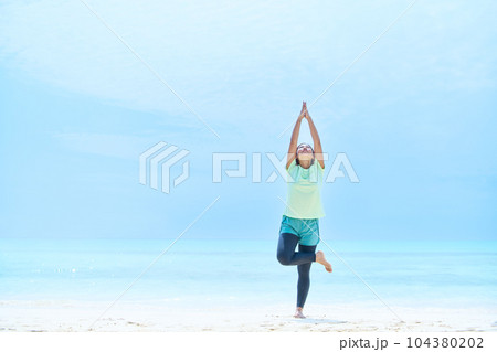 海　人物　運動 104380202