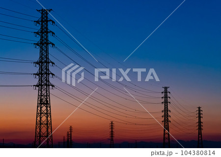 立ち並ぶ送電鉄塔のシルエットと夕空のグラデーション a-1 立ち並ぶ送電鉄塔のシルエットと夕空のグラデーション a-1 104380814