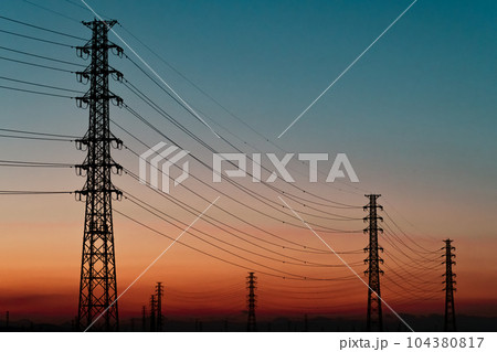 立ち並ぶ送電鉄塔のシルエットと夕空のグラデーション a-3 ライトトーン 立ち並ぶ送電鉄塔のシルエットと夕空のグラデーション a-3 ライトトーン 104380817
