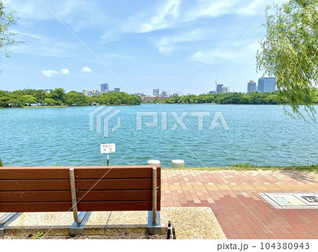 水と緑のオアシス　福岡市大濠公園 104380943