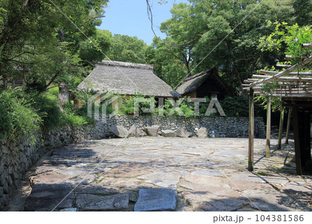四国村ミウゼアム 石畳広場から見る河野家住宅（1700年代前半、国指定重要文化財） 104381586