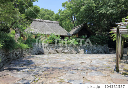 四国村ミウゼアム 石畳広場から見る河野家住宅（1700年代前半、国指定重要文化財） 104381587