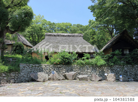 四国村ミウゼアム 石畳広場から見る河野家住宅（1700年代前半、国指定重要文化財） 104381588