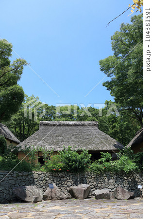 四国村ミウゼアム 石畳広場から見る河野家住宅(1700年代前半、国指定重要文化財) 四国村ミウゼアム 石畳広場から見る河野家住宅(1700年代前半、国指定重要文化財) 104381591
