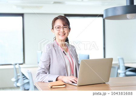 オフィスで仕事をする女性 104381688