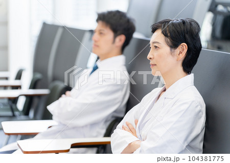 学会の発表を聞く医者 学会の発表を聞く医者 104381775