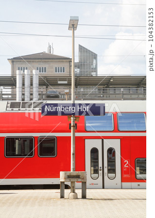 ドイツのニュルンベルク中央駅の駅名標と赤い客車 ドイツのニュルンベルク中央駅の駅名標と赤い客車 104382153