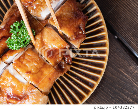 照り焼きチキンのクローズアップ。甘辛い醤油味の鶏肉料理。 104382277