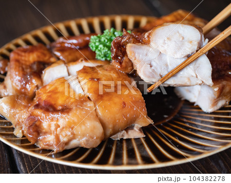 照り焼きチキンのクローズアップ。甘辛い醤油味の鶏肉料理。 104382278