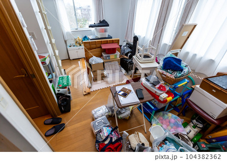 断捨離　大掃除 104382362