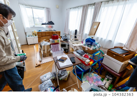 断捨離をする男性　大掃除 104382363