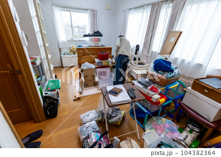 断捨離をする男性　大掃除 104382364