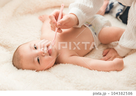 赤ちゃんの歯磨き・歯をブラッシングするママ・母親（予防歯科） 104382586