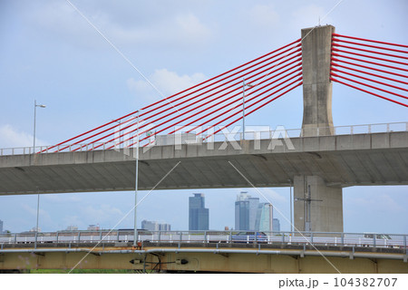 《愛知県》名古屋都市風景 名古屋高速赤トンボ橋と高層ビル群 《愛知県》名古屋都市風景 名古屋高速赤トンボ橋と高層ビル群 104382707