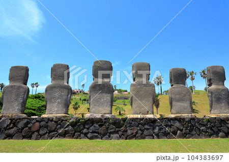青空とモアイ像 青空とモアイ像 104383697