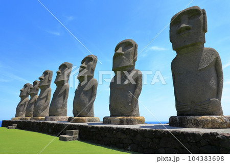 青空とモアイ像 104383698