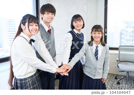 円陣を組み気合いを入れる中学生　 104384047