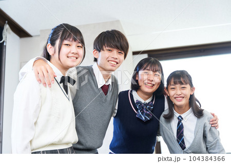 肩を組む仲良し中学生　 104384366