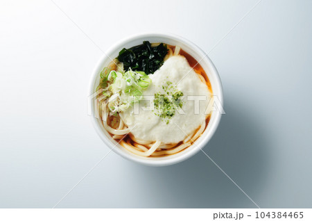 とろろうどん(白背景)上から俯瞰撮影 とろろうどん(白背景)上から俯瞰撮影 104384465