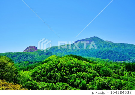北海道 有珠山と昭和新山の眺望 104384638