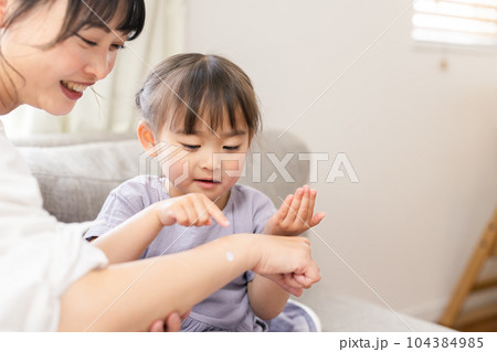 親子　ビューティーイメージ　スキンケア 104384985