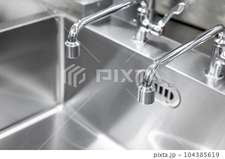 厨房にある業務用シンクと二つの蛇口 厨房にある業務用シンクと二つの蛇口 104385619