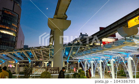 夜の電飾と月が美しい北九州市のモノレールが乗り入れするJR小倉駅 104386705