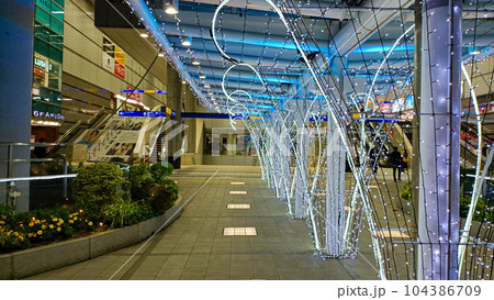夜の電飾が美しい北九州市のJR小倉駅二階通路 夜の電飾が美しい北九州市のJR小倉駅二階通路 104386709