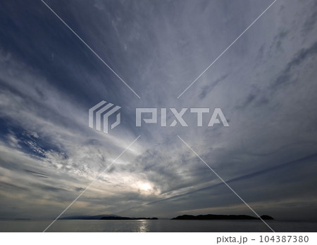 雲が放射状に広がった夕方の空と海・初夏・超広角・空主体・230624pm 雲が放射状に広がった夕方の空と海・初夏・超広角・空主体・230624pm 104387380