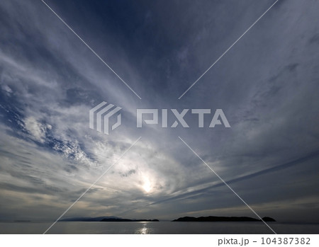 雲が放射状に広がった夕方の空と海・初夏・超広角・空主体・230624pm 雲が放射状に広がった夕方の空と海・初夏・超広角・空主体・230624pm 104387382