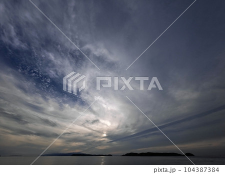 雲が放射状に広がった夕方の空と海・初夏・超広角・空主体・230624pm 雲が放射状に広がった夕方の空と海・初夏・超広角・空主体・230624pm 104387384