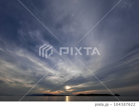 雲が放射状に広がった夕方の空と海・初夏・超広角・空主体・230624pm 雲が放射状に広がった夕方の空と海・初夏・超広角・空主体・230624pm 104387622