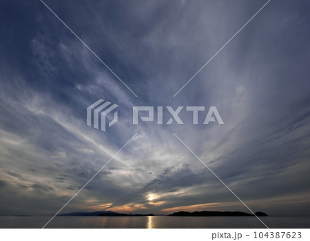 雲が放射状に広がった夕方の空と海・初夏・超広角・空主体・230624pm 雲が放射状に広がった夕方の空と海・初夏・超広角・空主体・230624pm 104387623